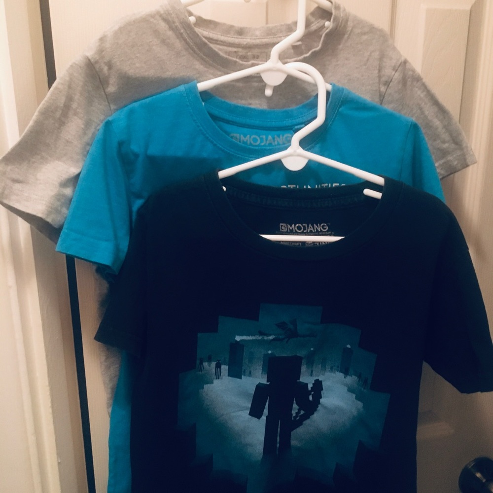 Bundle of gaming T- shirts : ages ranging from 6-9 yrs